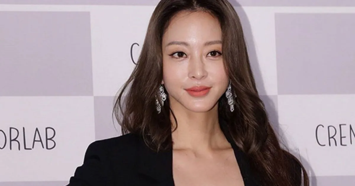 Liburan Bareng Pacar Brondongnya, Han Ye Seul Malah Dihujat