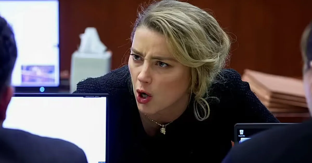 Amber Heard Pecat Tim Humas. Pakar Komunikasi Krisis: Dia Gila!
