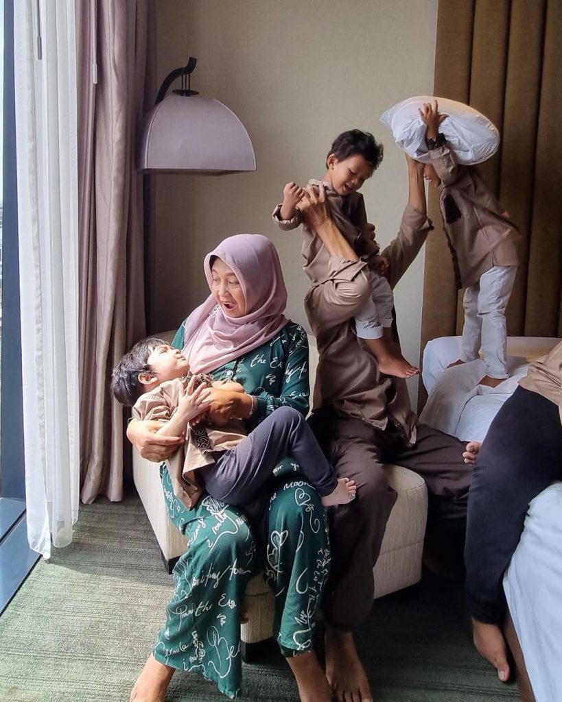 anak-arya-saloka-putri-anne-bermain-dengan-kakek-neneknya-1