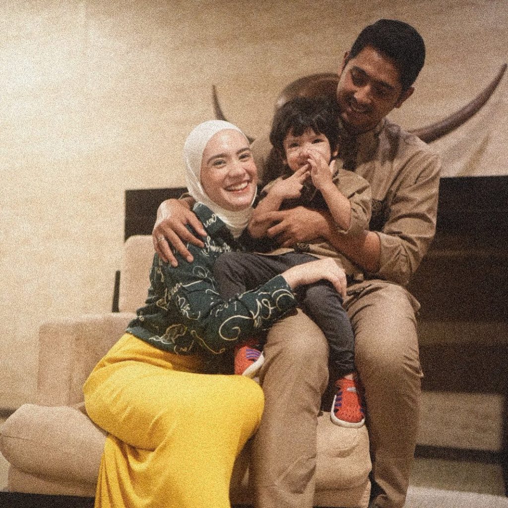 arya-saloka-merangkul-putri-anne-saat-lenaran-2022