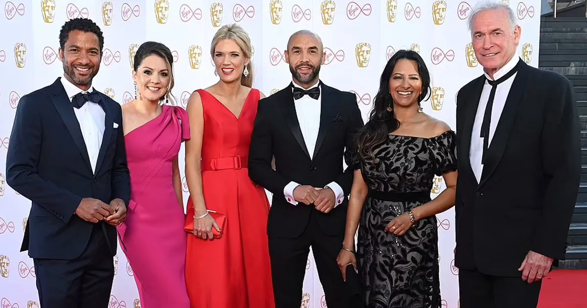 13 Busana Terbaik BAFTA TV Awards 2022. Salah Satunya Tampil Anggun dengan Kebaya!