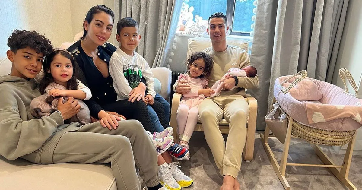 Apa Maksud Cristiano Ronaldo Menamai Putrinya dengan Bella Esmeralda?