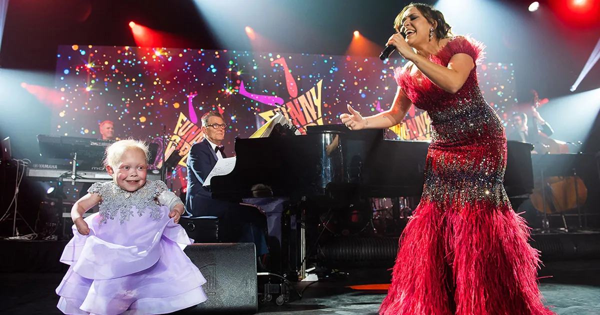 Gadis 8 Tahun Curi Perhatian Jessica Vosk dan David Foster di Acara Amal. Siapakah Dia?