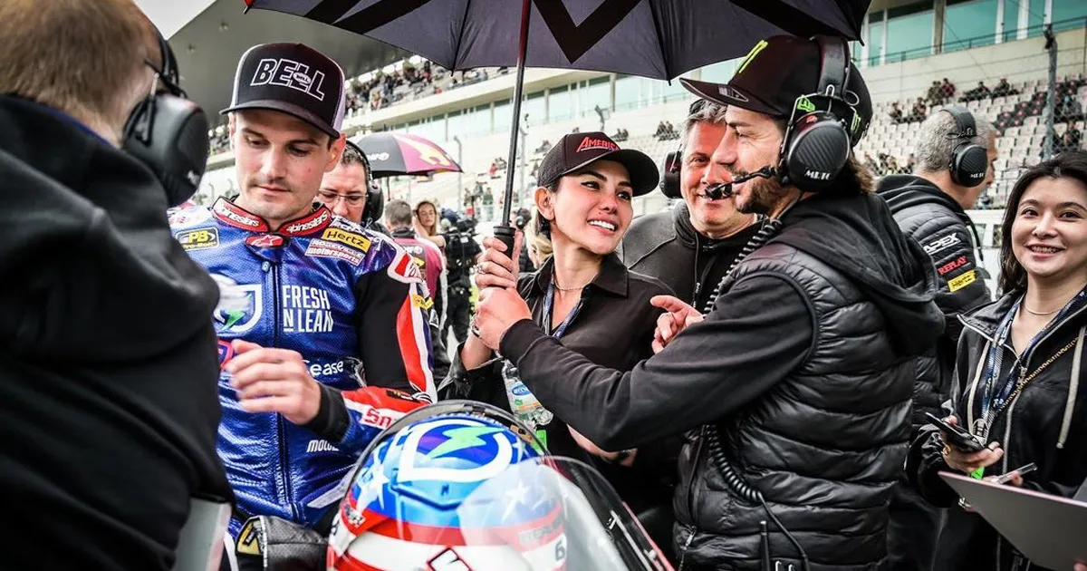Potret Mesra Nikita Mirzani dan John Hopkins, Pacar Bulenya yang Kelewat Bucin!