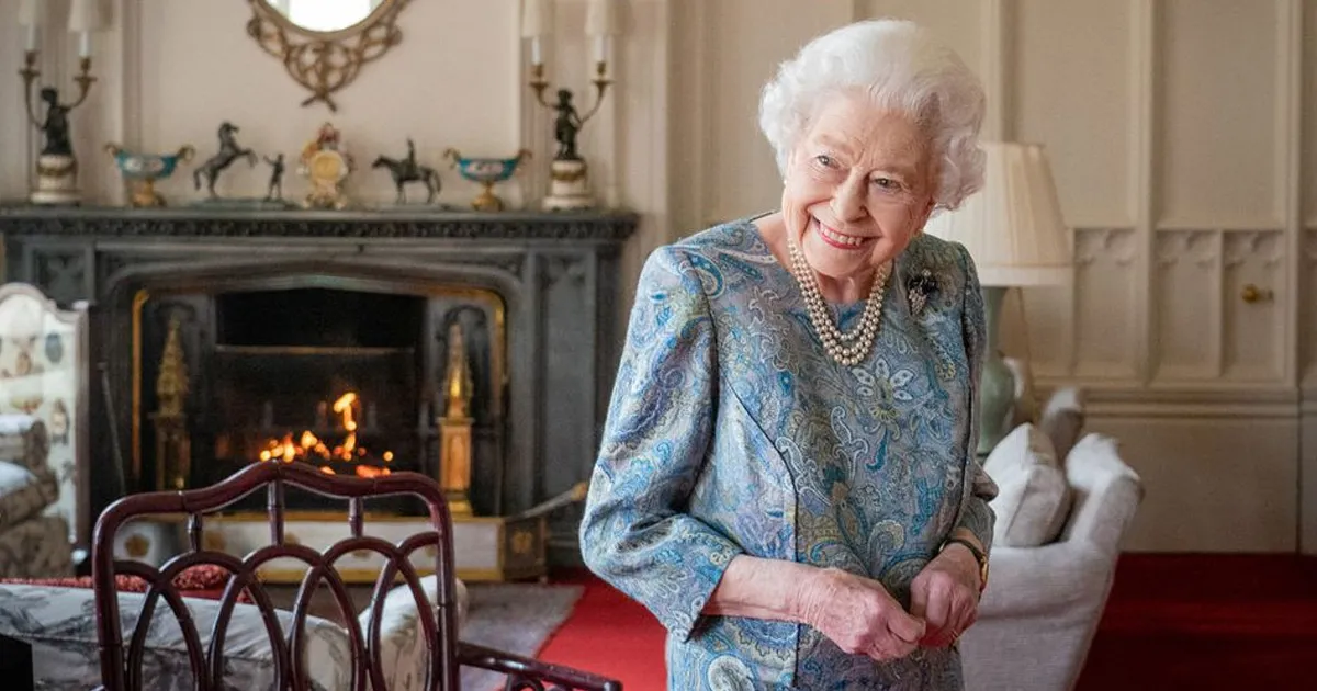 Ratu Elizabeth Buka Kotak Perhiasan Pribadinya! Wah Isinya Apa Saja Ya?