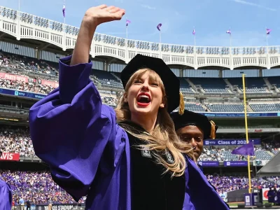 taylor-swift-diberi-gelar-doktor-kehotmatan-di-new-york-university