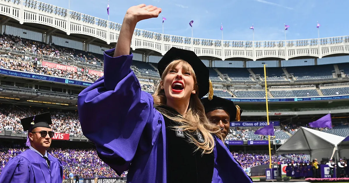 Simak Potret Keseruan Taylor Swift Saat Menerima Gelar Doktor Kehormatan Seni Rupa!