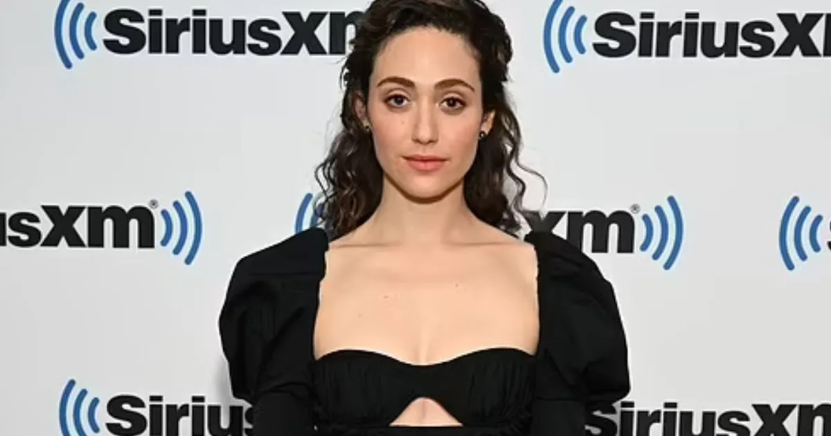 Perankan Angelyne, Emmy Rossum Rela Dirias Lima Jam Demi Pasang Payudara Palsu