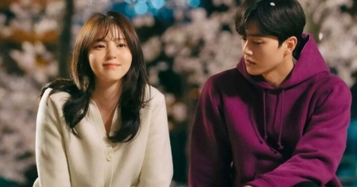 Terciduk Jalan Bareng Cowok. Benarkah Han So Hee Pacaran dengan Song Kang?