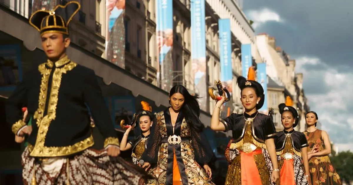 Bikin Bangga! Anggun C. Sasmi Pukau Kota Paris dengan Lagu Jawa dan Gamelan