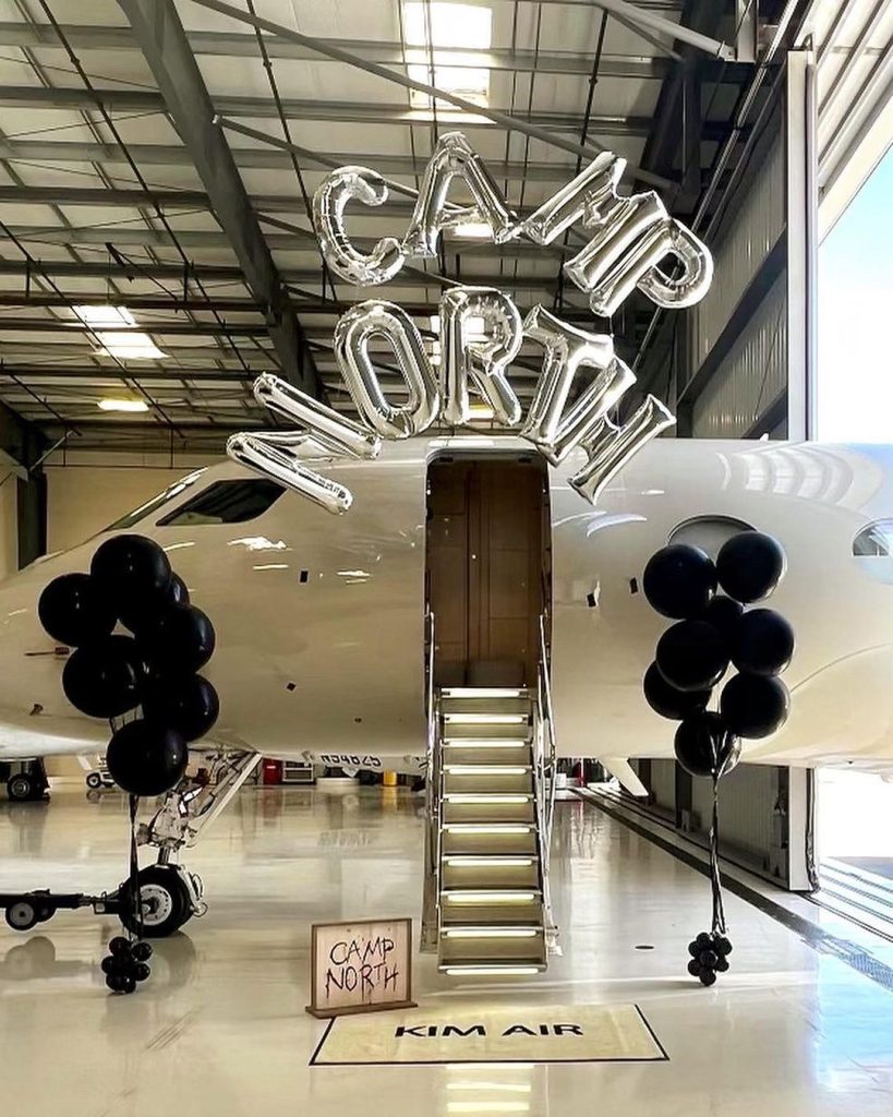 north west bawa jet pribadi kim kardashian