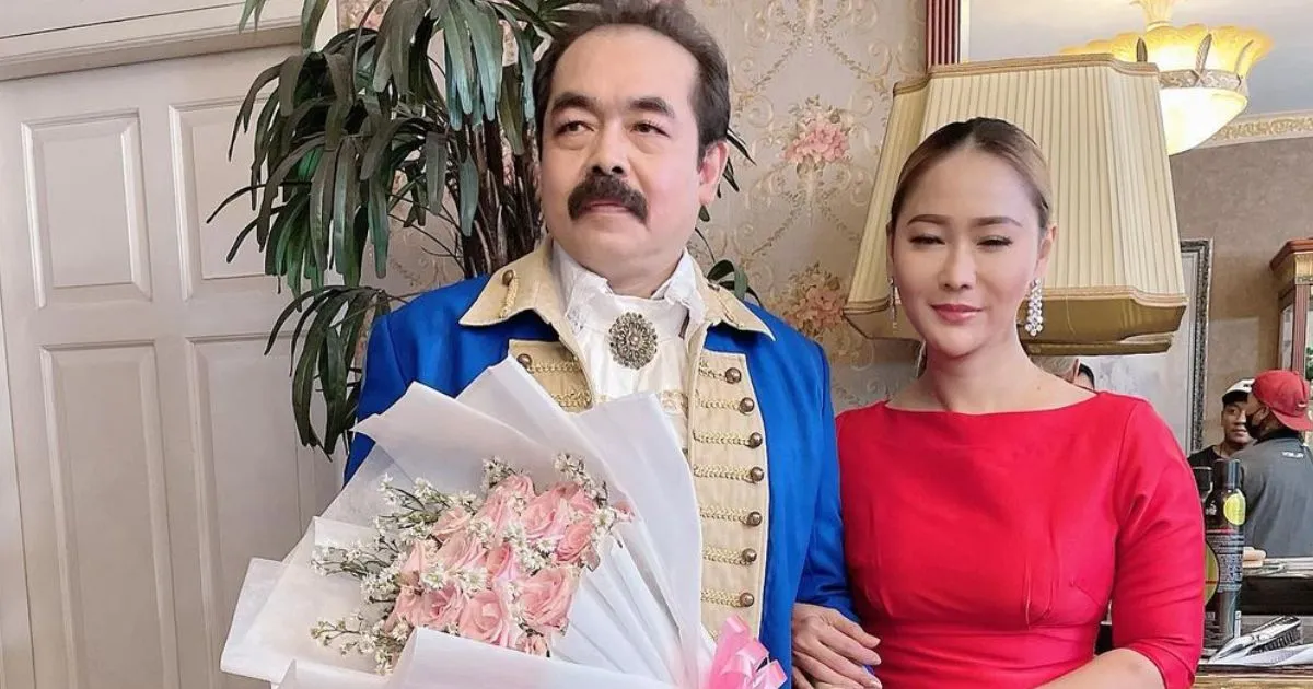 Potret Adam, Suami Inul Daratista yang Cosplay Jadi Minion Berkumis