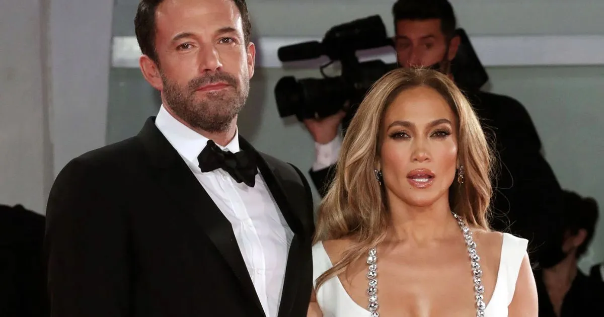 Bulan Madu ke Paris, Jennifer Lopez Tampil Seksi dengan Gaun Merah