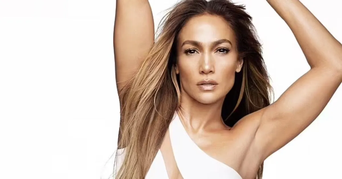 Sedang Nikmati Bulan Madu, Foto Vulgar Jennifer Lopez Malah Dipajang di Billboard