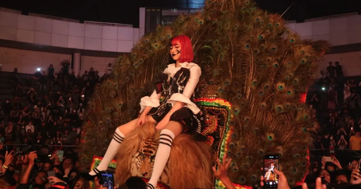 Kejutkan Penggemar! Isyana Sarasvati Naik Reog Saat Konser di Surabaya