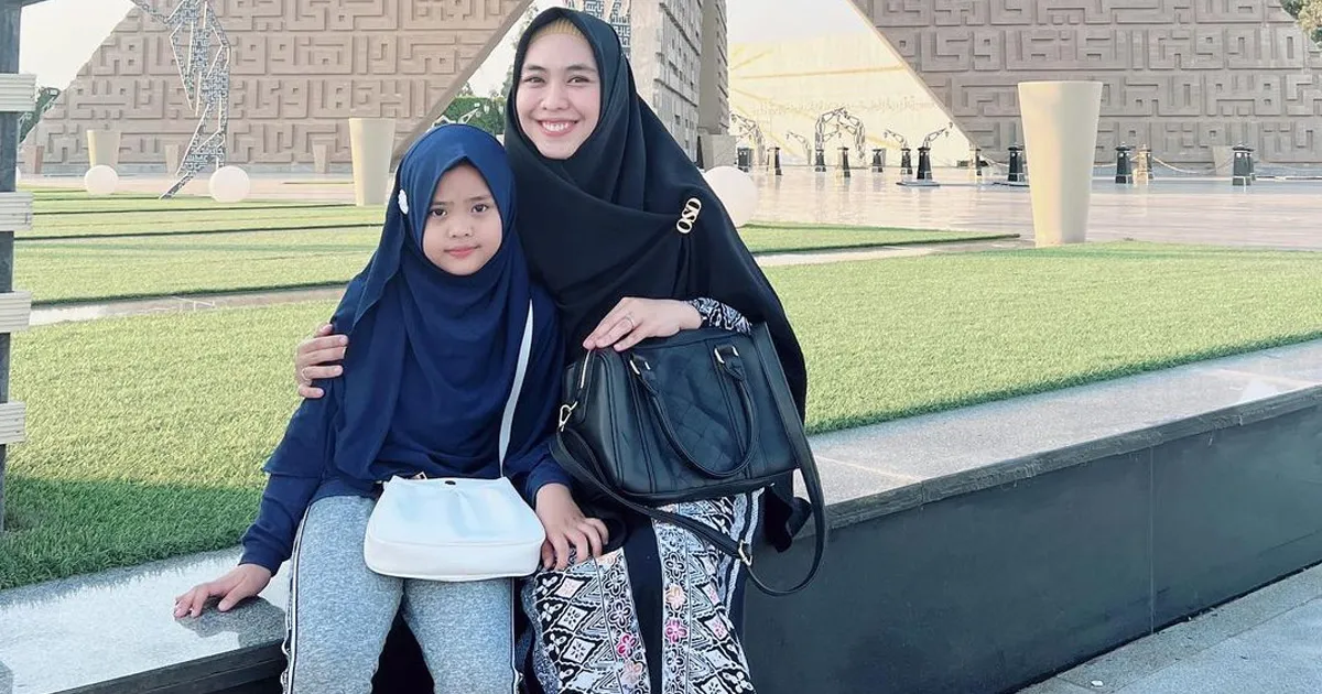 Intip Yuk Aksi Putri Sulung Oki Setiana Dewi yang Kini Sekolah di Mesir!