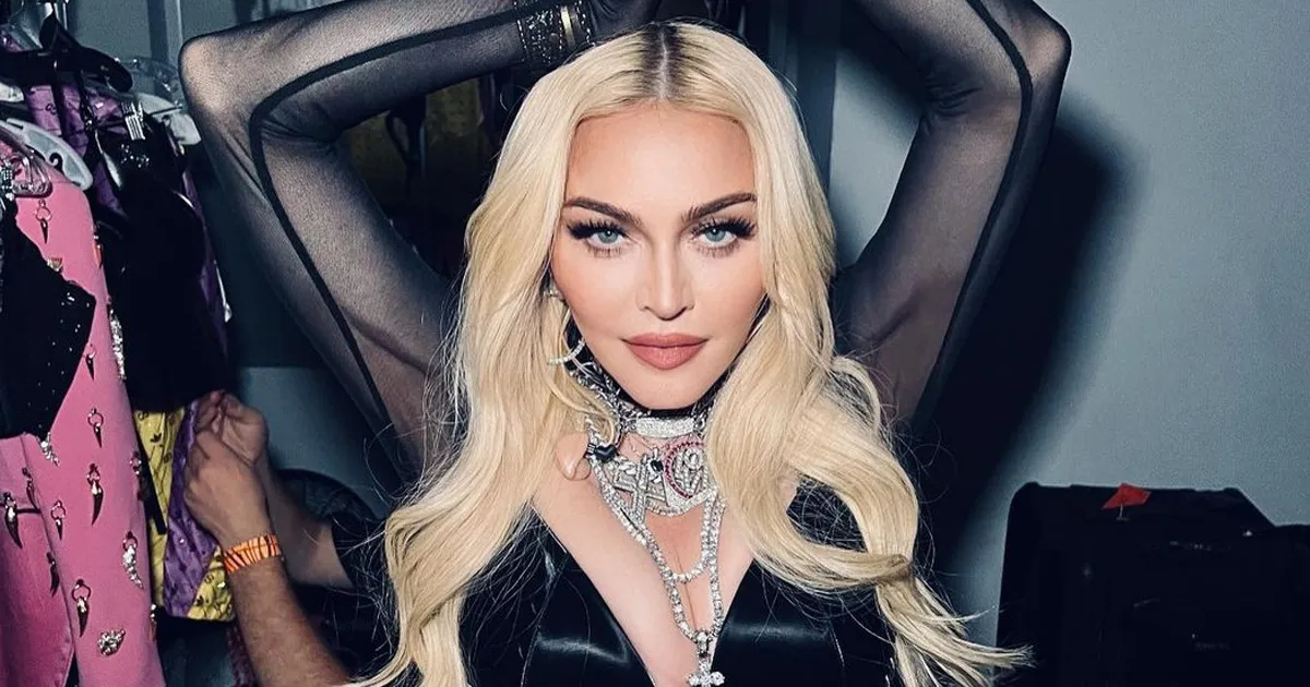 Madonna Masturbasi di Atas Panggung!
