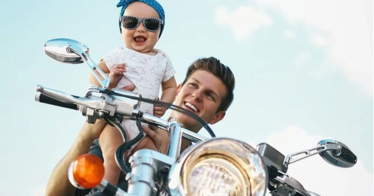 Ini Bahayanya Bila Orang Tua Nekat Bonceng Bayi Pakai Sepeda Motor