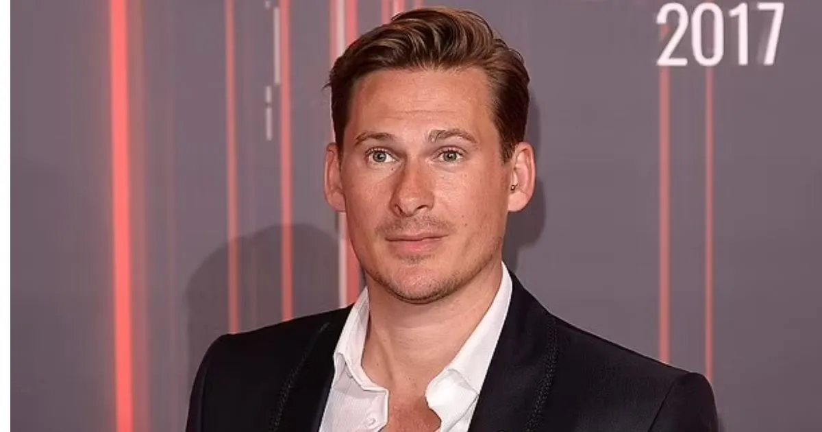 Penyanyi Inggris Lee Ryan Ditangkap Saat Bikin Kericuhan di Pesawat