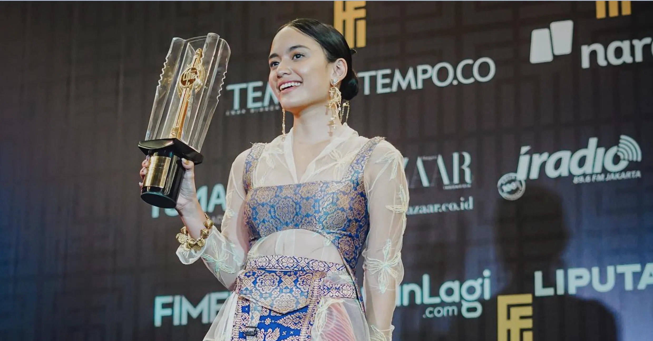 Dituduh Sebagai Pelakor. Arawinda Kepergok Peluk Mesra Seorang Pria