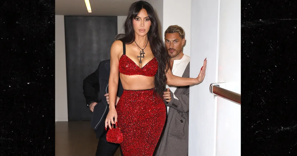 Perjuangan Kim Kardashian Naik Tangga Pakai Gaun Ketat di Milan Fashion Week