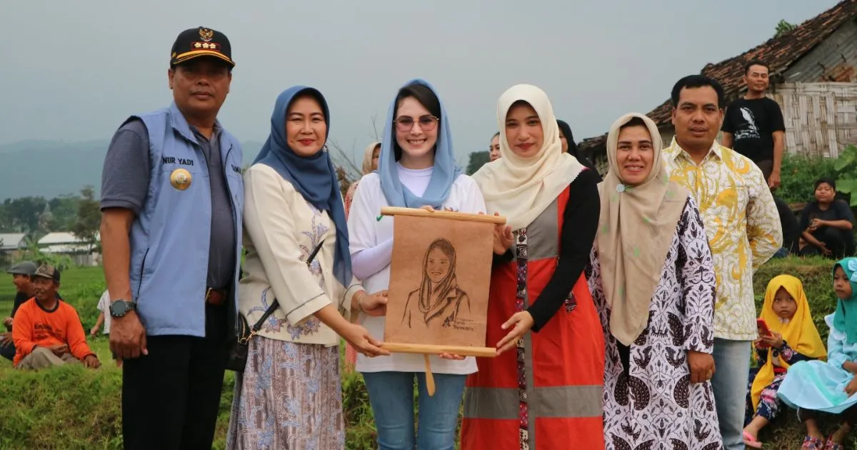 Pesona Arumi Bachsin Saat Hadiri Event Keroncong Tengah Sawah
