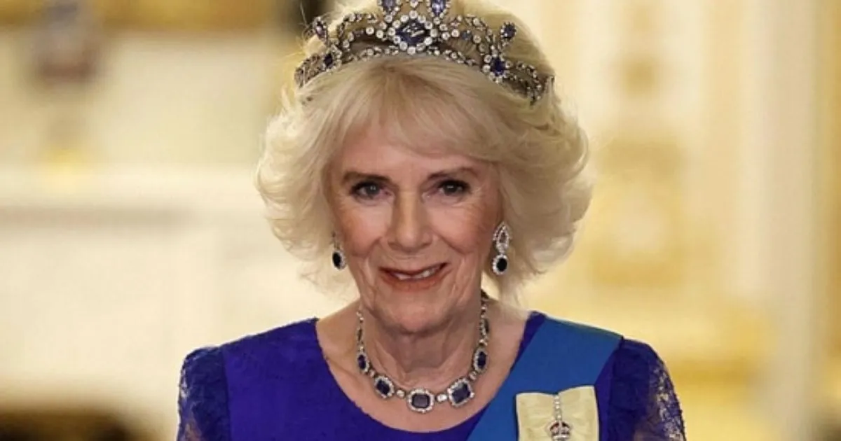 Penampilan Camilla saat Memakai Perhiasan Peninggalan Ratu Elizabeth II