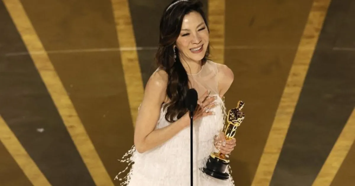 Cetak Sejarah! Michelle Yeoh jadi Wanita Asia Pertama yang Menang di Oscar