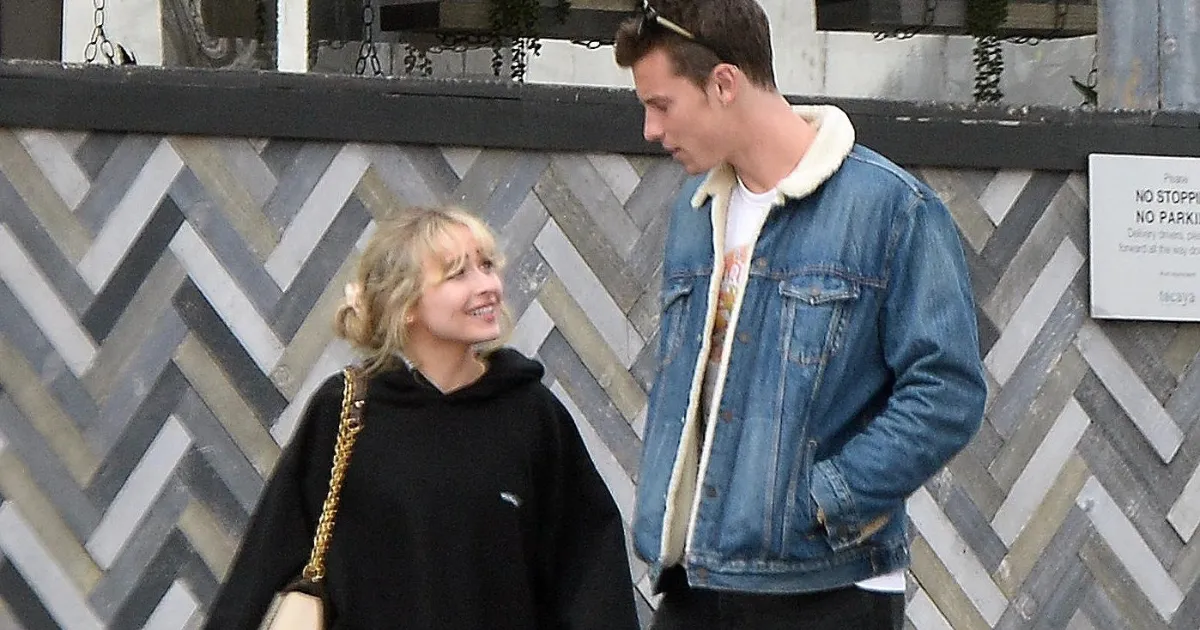 Shawn Mendes Klarifikasi Hubungannya dengan Sabrina Carpenter