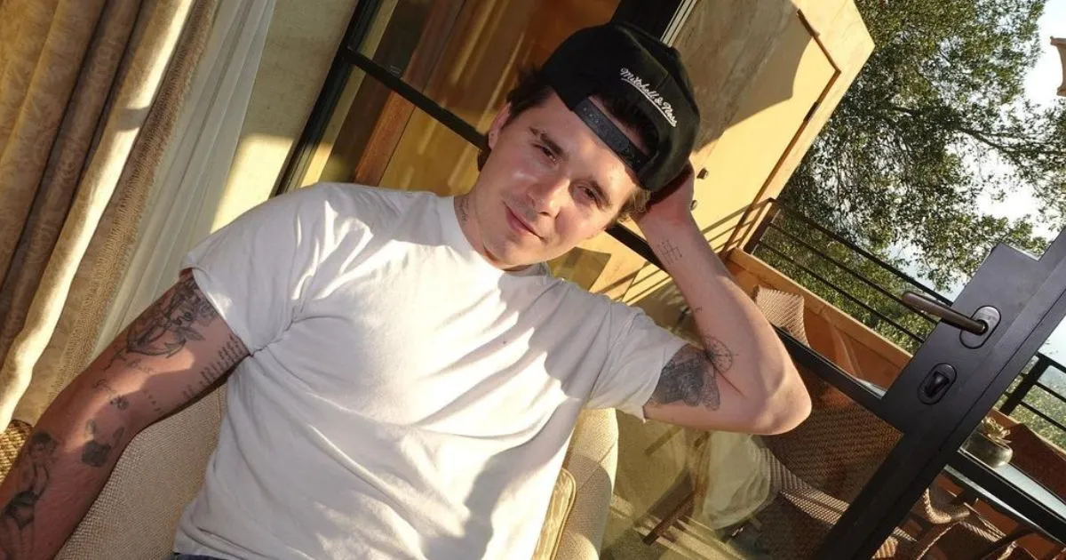 Brooklyn Beckham Dikecam saat Gendong Anak Anjing Waktu Masak