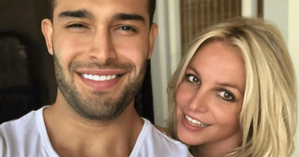 Baru 10 Bulan Menikah, Britney Spears dan Sam Asghari Kompak Lepas Cincin Kawin. Ada Apa?