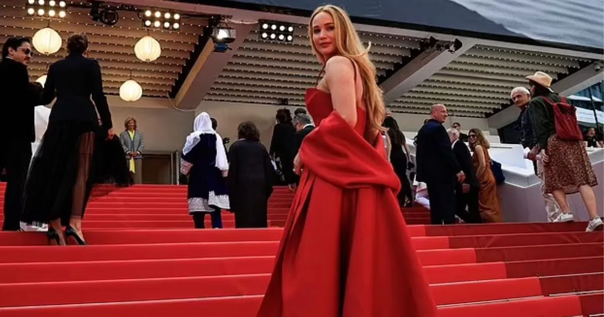 Jennifer Lawrence Pakai Sandal Jepit di Cannes Film Festival 2023
