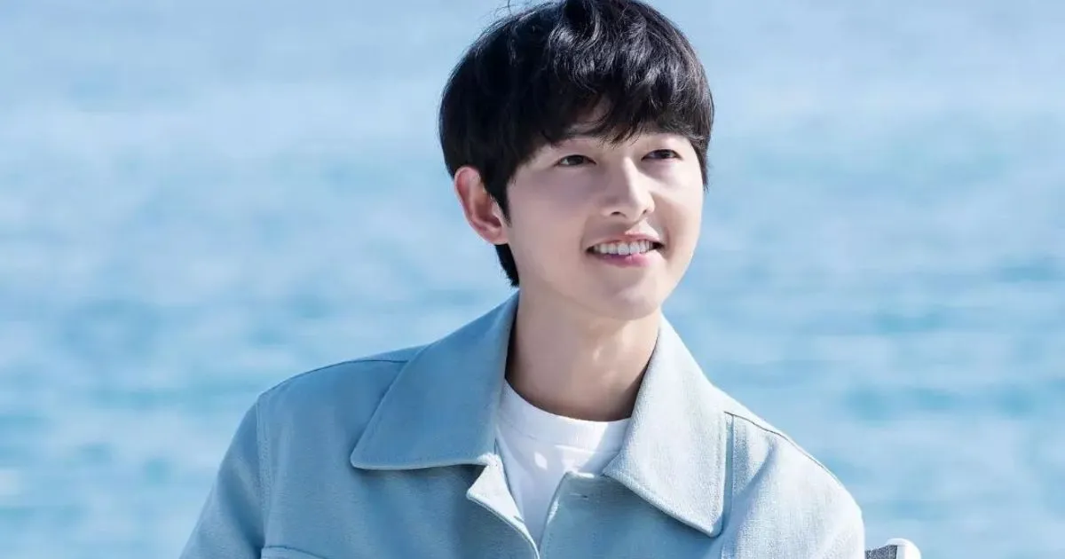 Jadi Suami Romantis, Song Joong Ki Gandeng Mesra Katy Louise Saunders di Roma