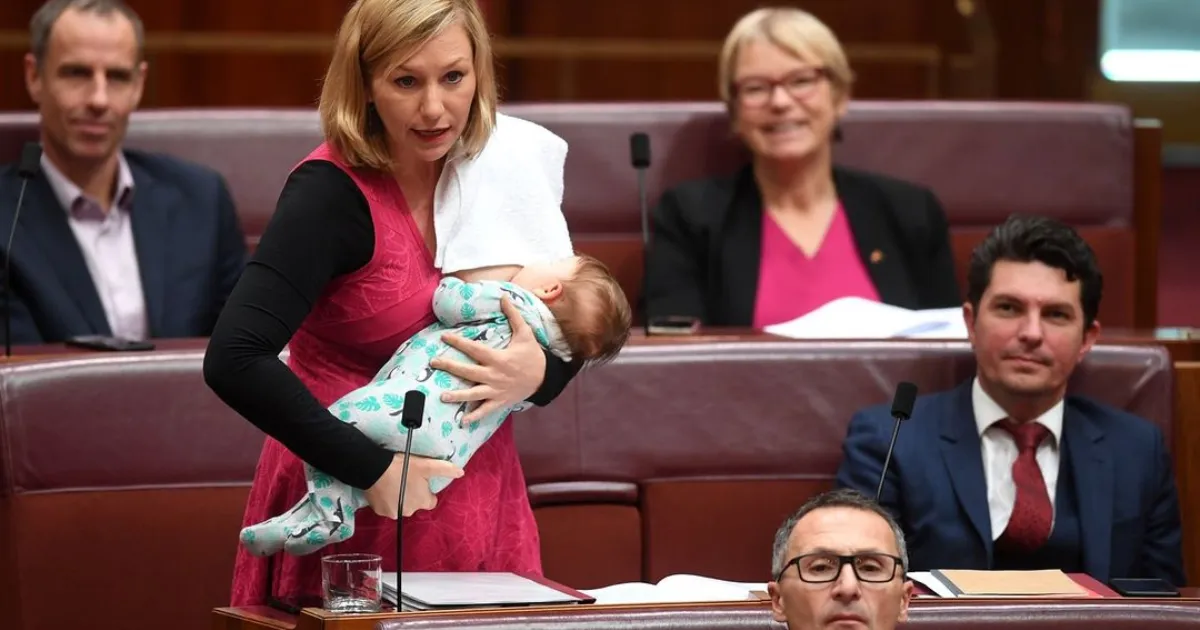 Senator Aussie Sidang sambil Menyusui
