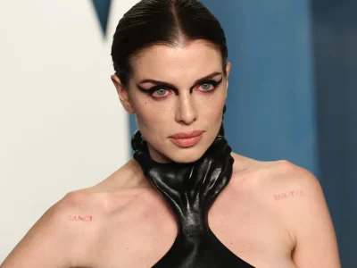 Nyaris Telanjang, Julia Fox Dihujat Saat Menghadiri New York Fashion Week