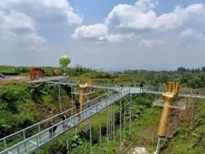 Jembatan Kaca di Banyumas Pecah, Satu Wanita Jadi Korban Tewas