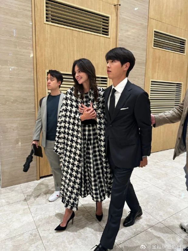 Potret Song Joong Ki Dan Istrinya Hadiri Pernikahan Sang Adik
