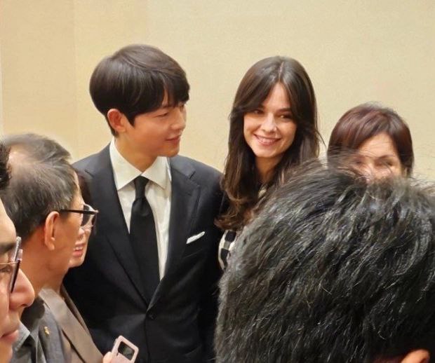 Potret Song Joong Ki Dan Istrinya Hadiri Pernikahan Sang Adik