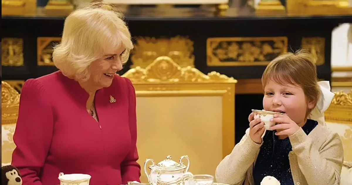 Momen Manis Ratu Camilla Ajak Gadis Disabilitas Minum Teh di Istana