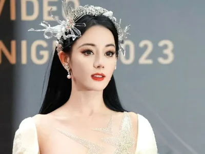 7 Potret Dilraba Dilmurat Pakai Gaun Serba Putih. Dipuji Mirip Peri!