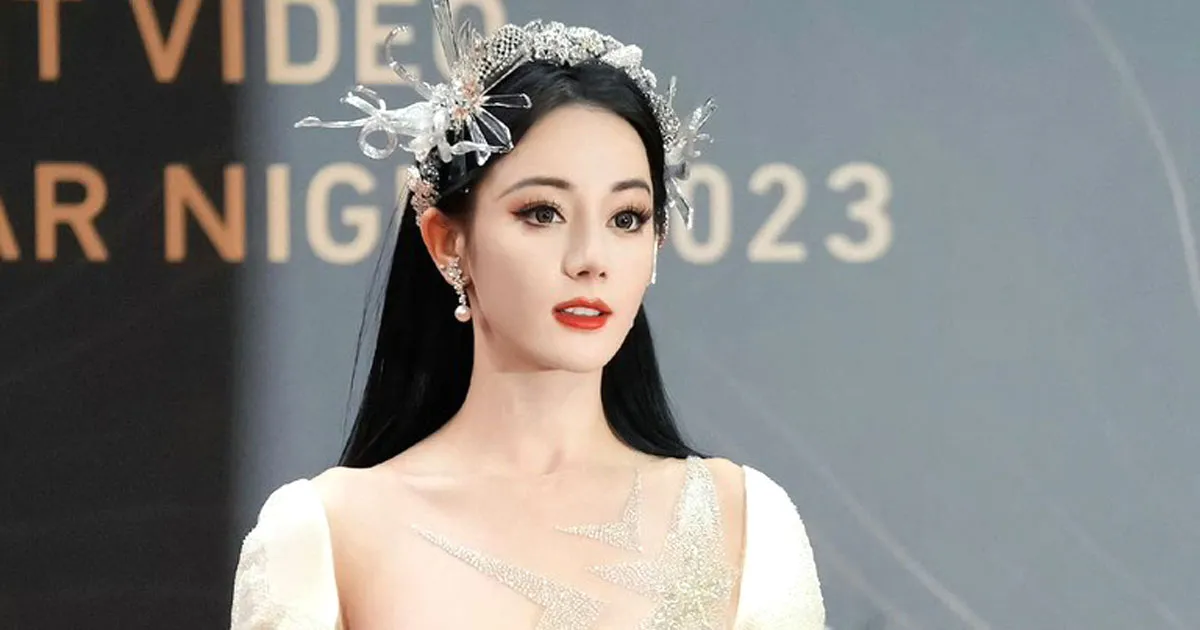 7 Potret Dilraba Dilmurat Pakai Gaun Serba Putih. Dipuji Mirip Peri!