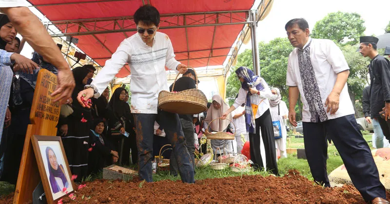 Ibunda Maxime Bouttier Meninggal Dunia di Kediaman Luna Maya