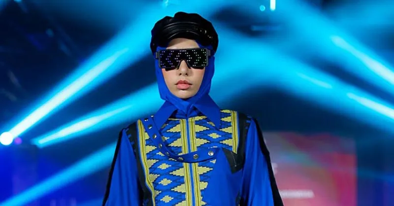 Tia Hidayat Kreasikan Ragam Kain Tenun di Jakarta Fashion Trend 2024