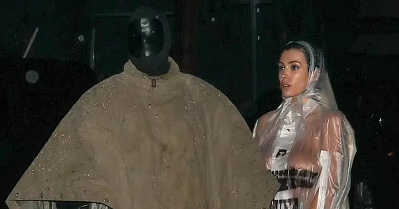 Lagi-lagi! Istri Kanye West Telanj*ng Pakai Jas Hujan Tranparan