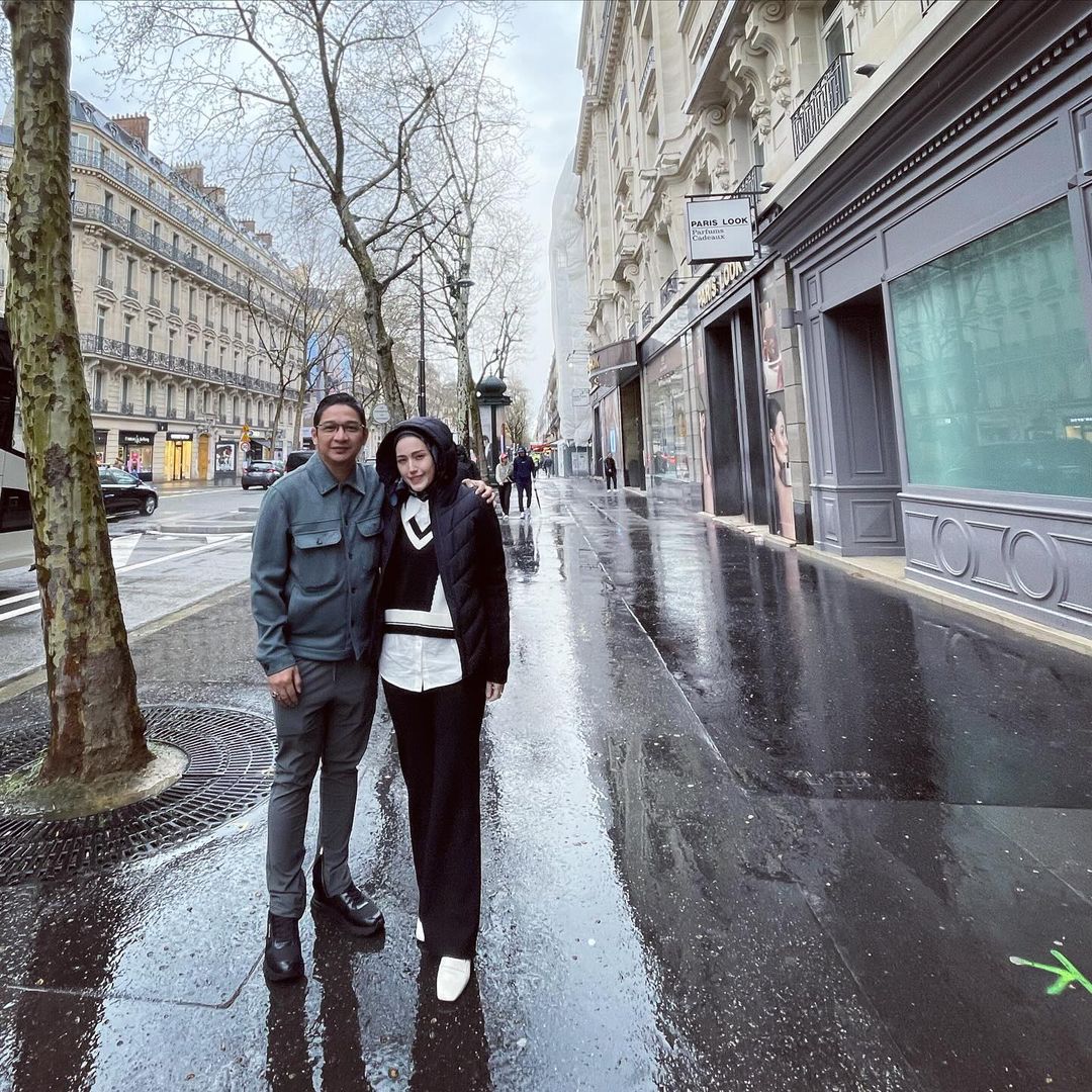 Momen Pasha Ungu dan Adelia Putri saat berlibur di Paris. (Foto : Instagram @ pashaungu_vm)
