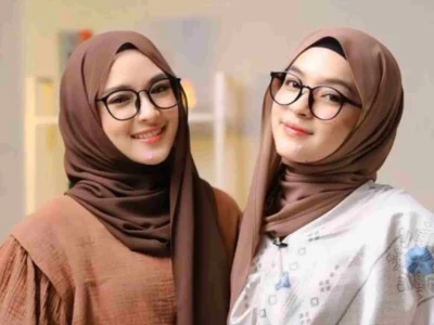 MIRIP: Potret Eca Aura sedang berhijab saat bersama Nissa Sabyan. (Foto: Instagram @elsaajapasal)