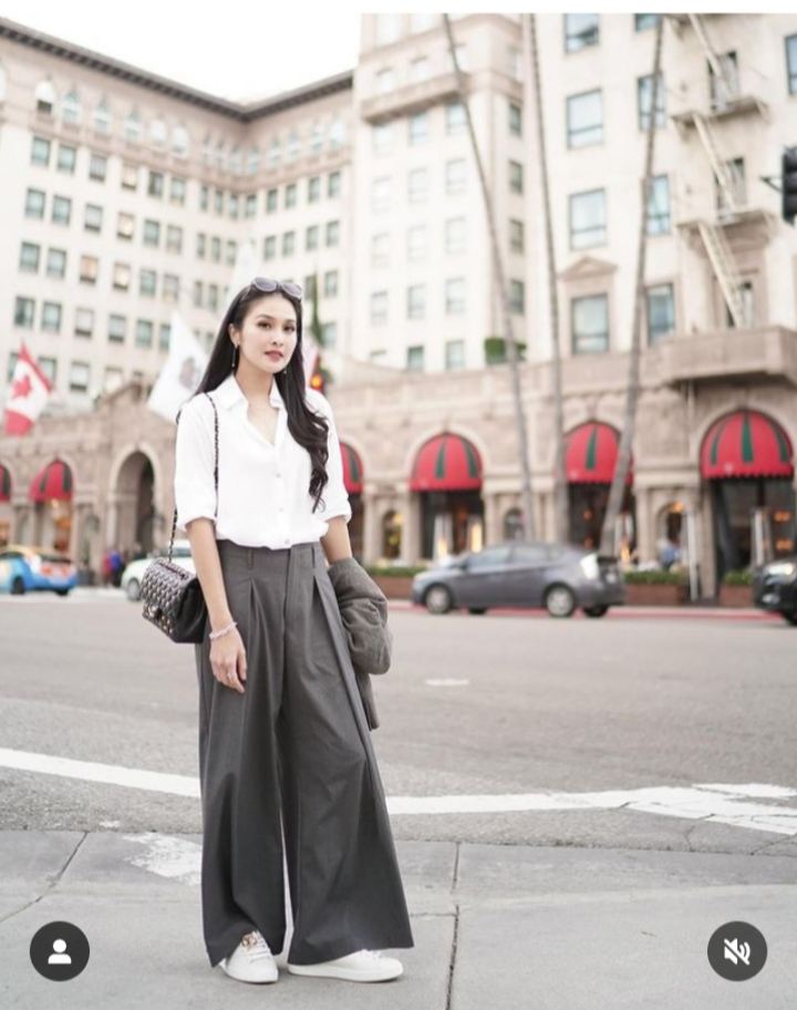 Celana baggy ala Sandra Dewi (gambar 5). (Foto: Instagram @sandradewi88)