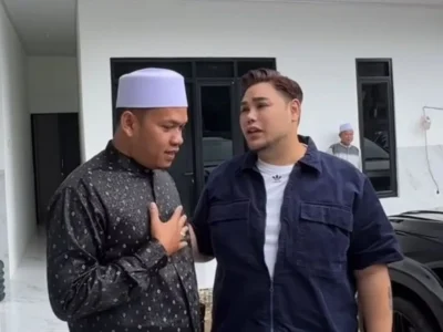 TAMBAH FASILITAS: Ivan Gunawan saat mengunjungi Rumah Tahfidz di Sawangan, Depok. (Foto: Instagram @ivan_gunawan)