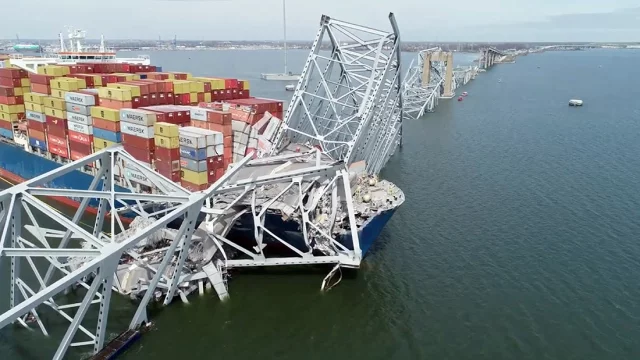Jembatan Francis Scott Key <a href=https://nyatamedia.com/tag/ditabrak-kapal-kargo/ class=text-primary style=font-weight:400;>ditabrak kapal kargo</a> <a href=https://nyatamedia.com/tag/dali/ class=text-primary style=font-weight:400;>Dali</a>. (Foto: Dok. Reuters) 