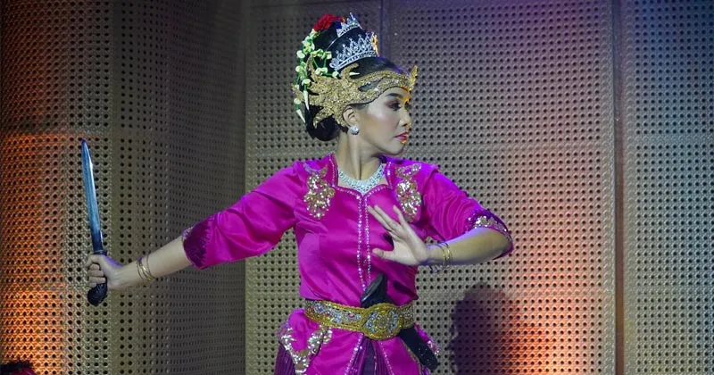 Denada dan Dewi Gita Menari Jaipong di Nyimas Kawung Anten